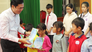 200 học sinh Thanh Hóa nhận học bổng ngăn dòng bỏ học