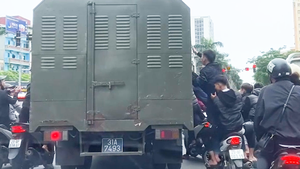 Công an mời làm việc nhóm thanh niên đầu trần, đu bám theo xe chở phạm nhân