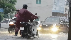 Sấm chớp đùng đùng, mưa như trút nước khiến đường phố Tuy Hòa ngập nặng