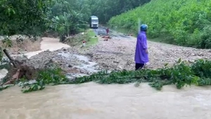 Cận cảnh sạt lở, ngập lụt chia cắt nhiều nơi tại Đà Nẵng