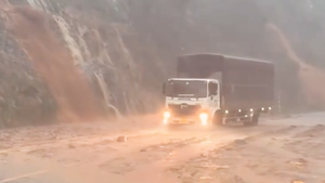 Cao tốc La Sơn - Túy Loan tắc nghẽn do mưa lũ cuồn cuộn tràn qua