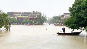Miền Trung chìm trong lũ, nhiều nơi vẫn còn ngập sâu hơn 2,5m sau 3 ngày mưa