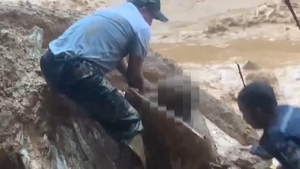 Cứu người lái xe múc bị bùn đất vùi lấp trong lúc dọn dẹp hiện trường sạt lở