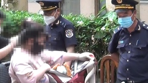 Ông ngoại thức cả đêm chờ trời sáng đón cháu gái 13 tuổi trở về từ Campuchia