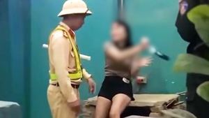 Video cô gái hất văng máy đo của cảnh sát khi bị kiểm tra nồng độ cồn