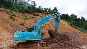 Hiện trường hàng ngàn khối đất đá sạt lở xuống cao tốc La Sơn - Hòa Liên