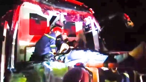 Cứu tài xế và 4 người mắc kẹt trong xe khách sau tai nạn ở cao tốc Đà Nẵng - Quảng Ngãi