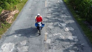 Ổ gà trên quốc lộ 1 ở Cà Mau được vá bằng bê tông