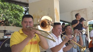 Mang cả ban nhạc đến cổ vũ cho các cầu thủ