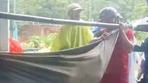 Khiêng võng vượt 20km đường núi đưa 3 người bị thương do sạt lở đi cấp cứu