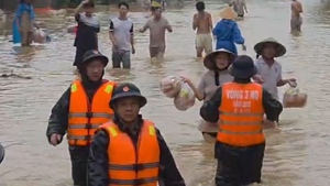 Lữ đoàn 680 Vùng 3 Hải quân tiếp tế thức ăn, nước uống cho bà con vùng lụt bão