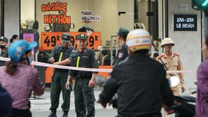 Công an bất ngờ phong tỏa dãy tiệm vàng giữa trung tâm tỉnh Thanh Hóa, người dân đổ ra xem