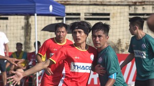 Các chàng trai của núi rừng Tây Bắc thể hiện bản lĩnh trên sân cỏ