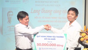 Quỹ ‘Hành trình yêu thương - Đỗ Gia Khởi’ trao 50 triệu đồng cho chương trình ‘Tiếp sức đến trường’