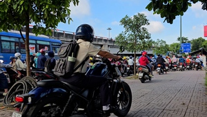 Video xe máy nối đuôi chạy trên vỉa hè nhiều tuyến đường lớn ở TP.HCM