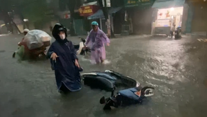 Video: Mưa lớn trút xuống Hà Nội, ngập lụt đang lan ra nhiều khu vực