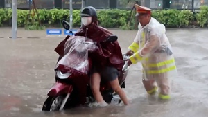 Hà Nội mưa lớn, đường phố ngập lụt, đi lại khó khăn