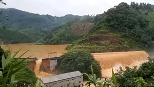 Video nước lũ cuồn cuộn đổ xuống hạ du sau sự cố vỡ đập thủy điện ở Lạng Sơn
