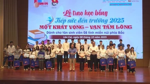 Những mái nhà sương phủ và hành trình tìm ánh sáng tri thức