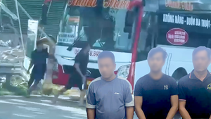 Tạm giữ 2 tài xế và một phụ xe cầm búa, gậy tre đánh nhau trước trạm thu phí