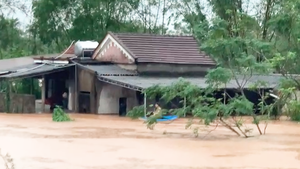 Lũ từ thượng nguồn đổ về khiến nhiều ngôi làng ở hạ du hồ Kẻ Gỗ bị chìm trong biển nước