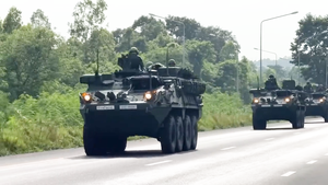 Thái Lan và Campuchia bắt đầu rút bệ phóng rocket, pháo, xe tăng khỏi khu vực biên giới