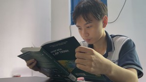 Tiếp sức đến trường: Trong nghịch cảnh, Quang Huy viết ước mơ đổi đời bằng tri thức