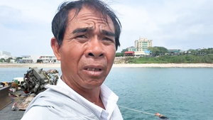 Thuyền trưởng con tàu đi tìm 3 người bị sóng cuốn kể lại quyết định ‘đâm tàu vào cảng’ để cứu thuyền viên