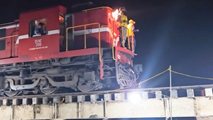 Làm cầu tạm, thông tuyến đường sắt Bắc - Nam sau sự cố lũ cuốn trôi nền đường