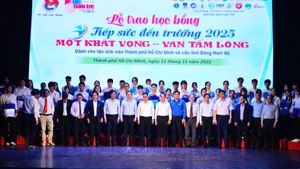 Những người trẻ đi qua dông gió để chạm ước mơ đến giảng đường