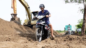 Dỡ cầu làm đường, nhưng đường mãi chưa xong, dân phải qua lại phà 8 lần mỗi ngày