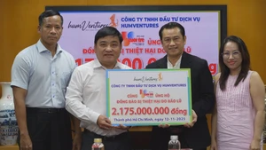 Doanh nghiệp ở TP.HCM gửi hơn 2,1 tỉ đồng cho học sinh miền Trung