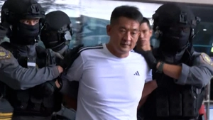 Video cảnh sát Thái Lan áp giải trùm lừa đảo trực tuyến ra sân bay, đưa về Trung Quốc xét xử