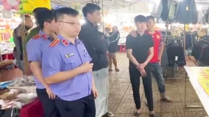 Tạm giữ 8 người quậy phá hội chợ, ép tiểu thương nộp 30 triệu bảo kê để ‘yên ổn làm ăn’