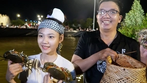 Video người dân, du khách hào hứng thi mò cua nhanh nhất ở Ngày hội cua Cà Mau