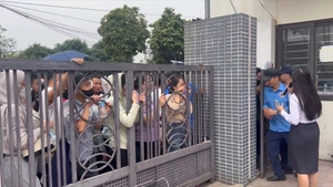 Người dân Hà Nội chen lấn, xếp hàng xuyên đêm nộp hồ sơ mua nhà ở xã hội CT3