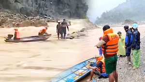 Video dùng thuyền giải cứu 2 người mắc kẹt giữa dòng lũ trên sông Đăk Mi