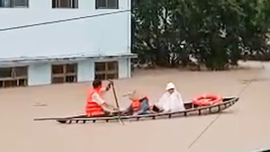 Ngập nặng ở miền Trung, bộ đội, công an trổ nóc nhà giải cứu nhiều người mắc kẹt