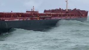 Tàu chở 174.000 tấn quặng mắc cạn, nguy cơ chìm gây tràn dầu tại Dung Quất