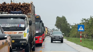Xe đậu hàng dài chờ nước rút, người dân mở cửa nhà cho tài xế nấu mì