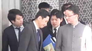 Video được cho là một quan chức Nhật cúi đầu trước người đồng cấp Trung Quốc gây tranh cãi