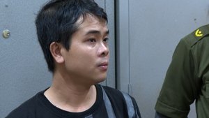 Đưa con đến trường, 'tiện tay' giật dây chuyền vàng của một nữ sinh tiểu học