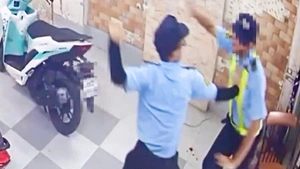 Cãi nhau khi dắt xe cho khách, một bảo vệ đâm chết đồng nghiệp