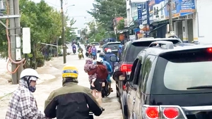 Video đoàn xe của Bí thư Tỉnh ủy Đắk Lắk giúp bà con qua khu vực ngập lụt an toàn