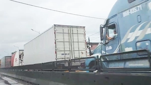 Quốc lộ 1 từ Sông Cầu đến Tuy An kẹt xe nghiêm trọng, hàng ngàn xe đứng chôn chân