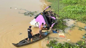 Xe khách giường nằm lao xuống sông ở Campuchia, 16 người chết