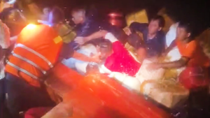 Cứu 13 ngư dân Cà Mau bị chìm tàu, trôi dạt nhiều giờ trên biển