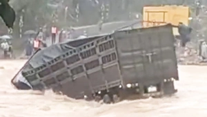 Tài xế xe đầu kéo bị lũ cuốn: Tìm thấy thi thể cách vị trí gặp nạn 30km