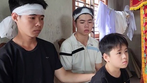 Tin đồn vỡ đập trong lũ khiến hai vợ chồng bỏ chạy rơi xuống cầu thiệt mạng, để lại 3 con bơ vơ