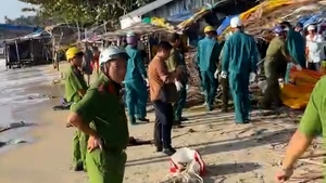 Tháo dỡ hàng chục công trình lấn chiếm đất công ở Hòn Sơn